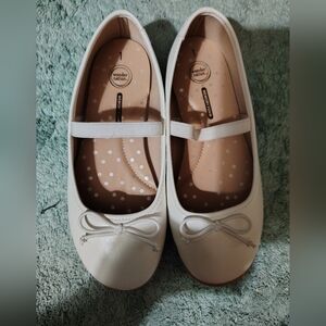 Girls Dress Shoes White With Bows Size 1.